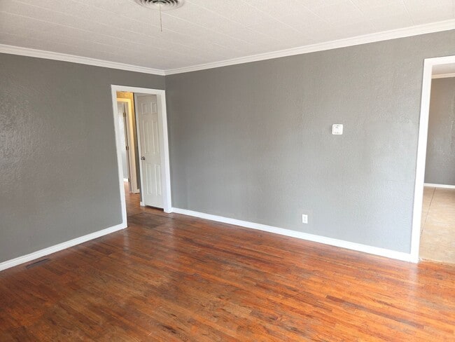 Photo - 1611 N Marrs St