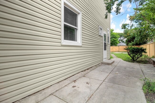 Photo - 570 Southwood Ave