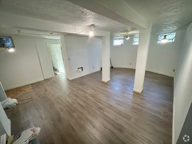 Building Photo - 915 S Main St Rental