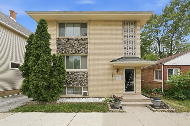 Building Photo - Blue Island Unit 2521 Lewis St.