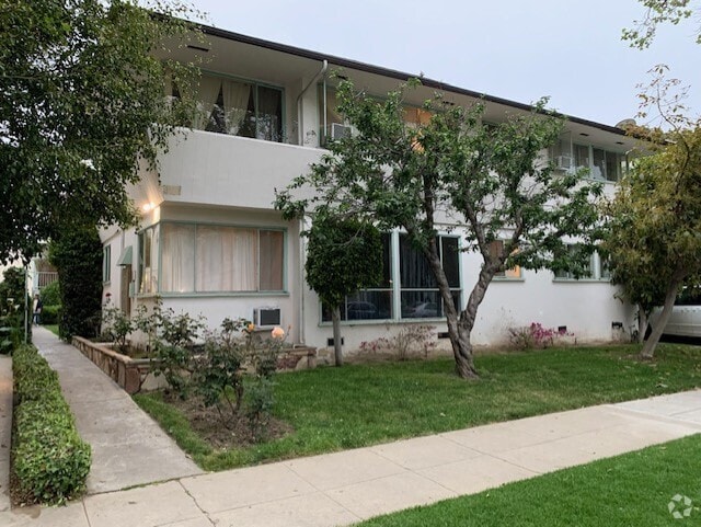Building Photo - 144 S Bedford Dr Unit large apartment