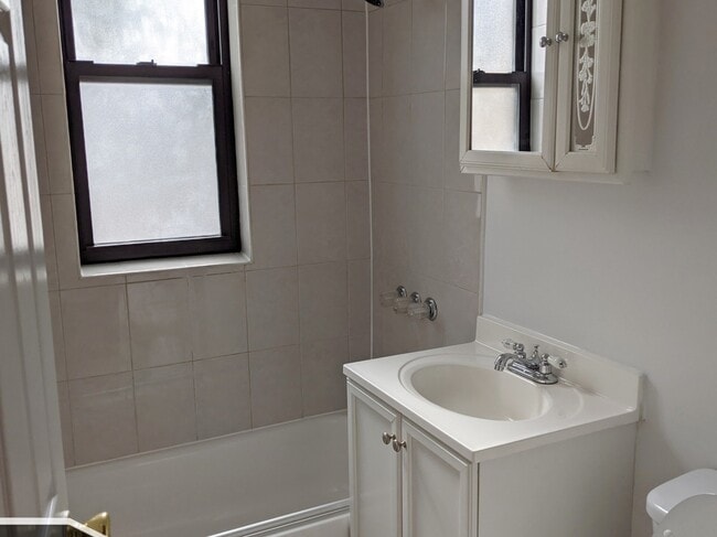 Photo - 2704 N Sawyer Ave Unit 207