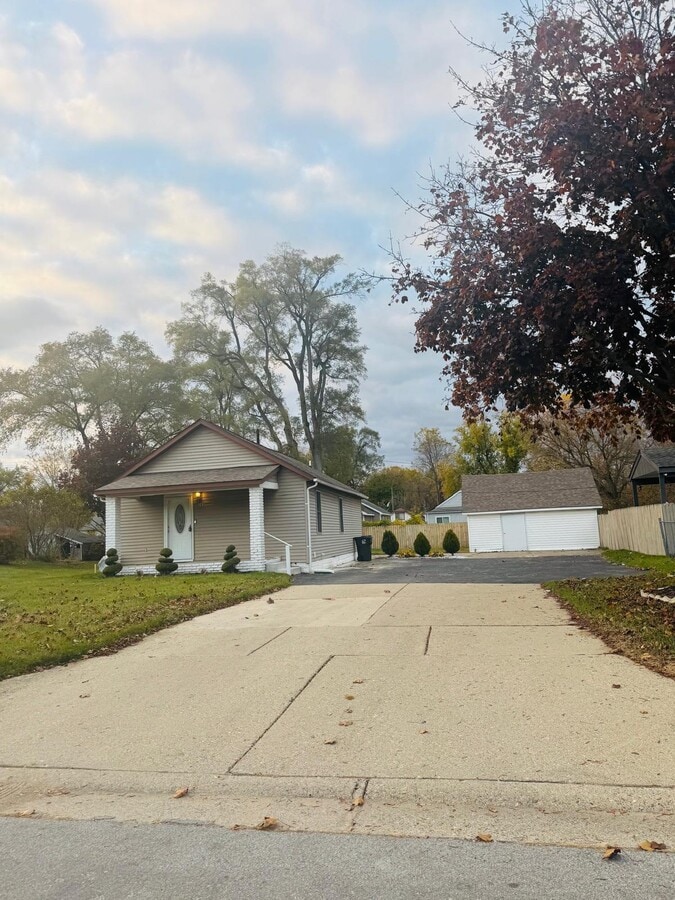 Photo - 743 Hollister St