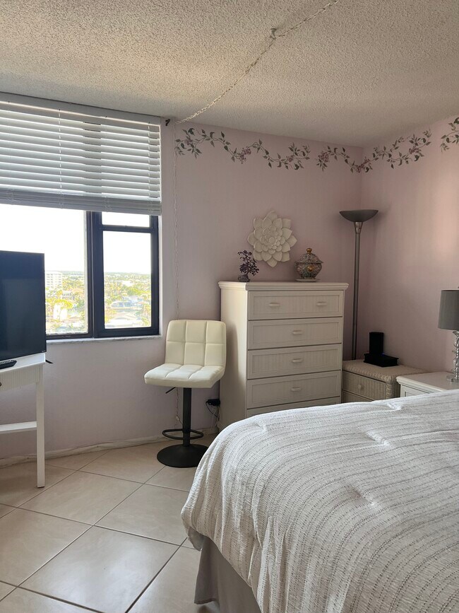 Photo - 255 Dolphin Point Unidad 1010