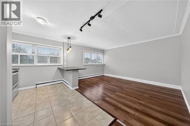 Photo - 237 Mohawk Rd E Unit 8