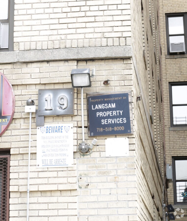 Photo - 25 E 213th St