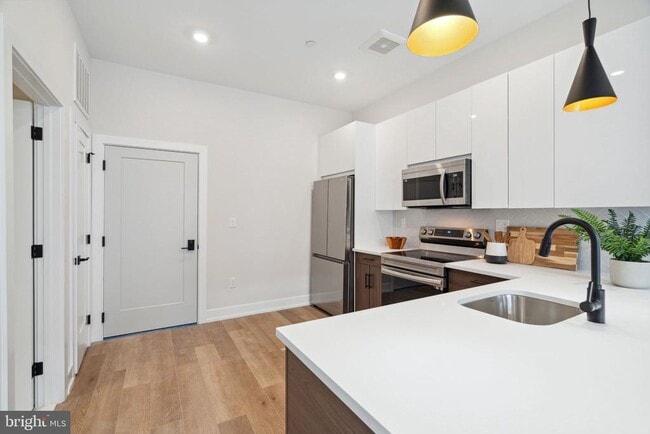 Building Photo - 720 W Thompson St Unit 1 BEDROOM Rental