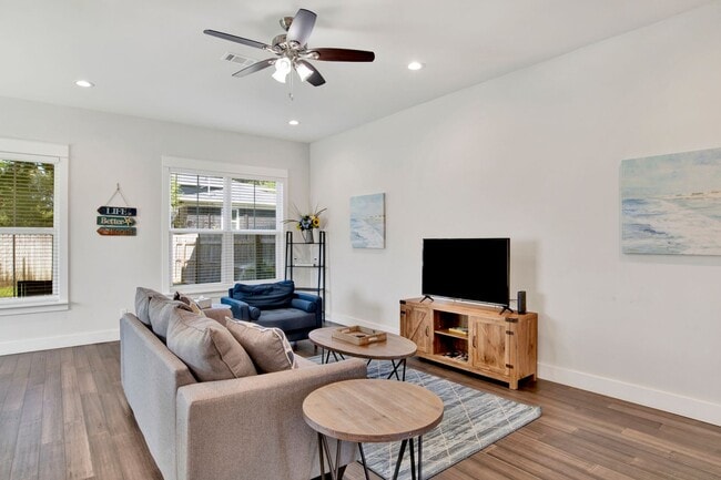 Photo - 3 bed East Hill Townhome