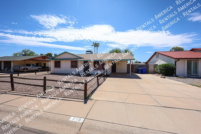 719 W Palomino Dr