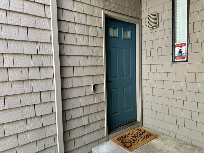 Downstairs Condo with Enclosed Patio - Downstairs Condo with Enclosed Patio
