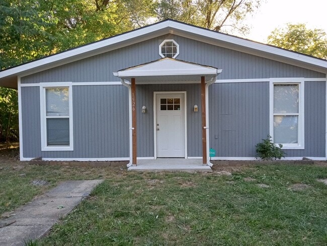 Building Photo - 1926 Summit Dr