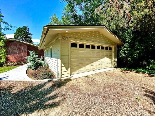 Photo - 4 Bedroom 2.5 bath on Central Rim minutes from downtown