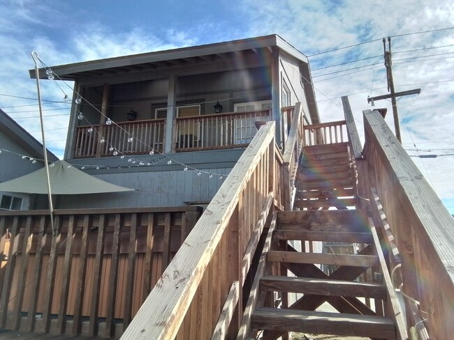 Building Photo - Studio for single person-All Utilities Inc... Rental