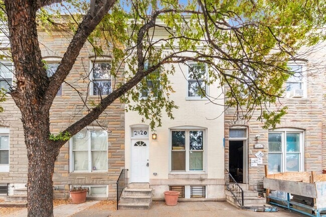 Building Photo - 2420 E Madison St Rental