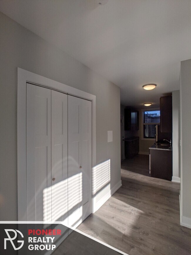 Photo - 711 W Brompton Ave