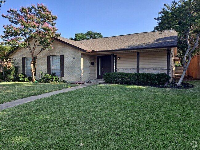 Building Photo - Immaculate 3/2/2 in Garland! Rental