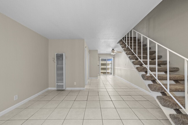 Viviendas unifamiliares en Olive Tree Townhomes en Costa Mesa, California. - Olive Tree