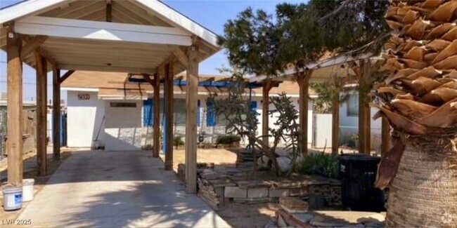 Building Photo - 2532 N Arrowhead St Unit 2534 Rental