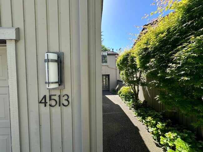 Photo - Yarrow Hill Condominiums ~ Kirkland