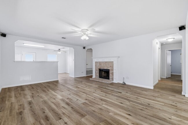 Photo - ***MOVE IN SPECIAL ONE WEEK FREE***Sophisticated Living Near Bamberger Nature Trails