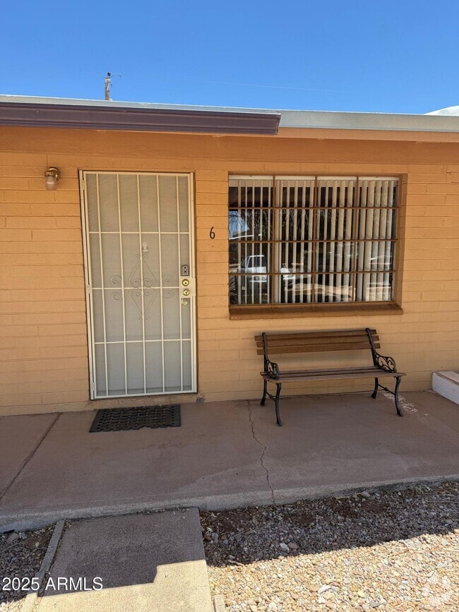 Building Photo - 306 1st St Unit 6 Rental