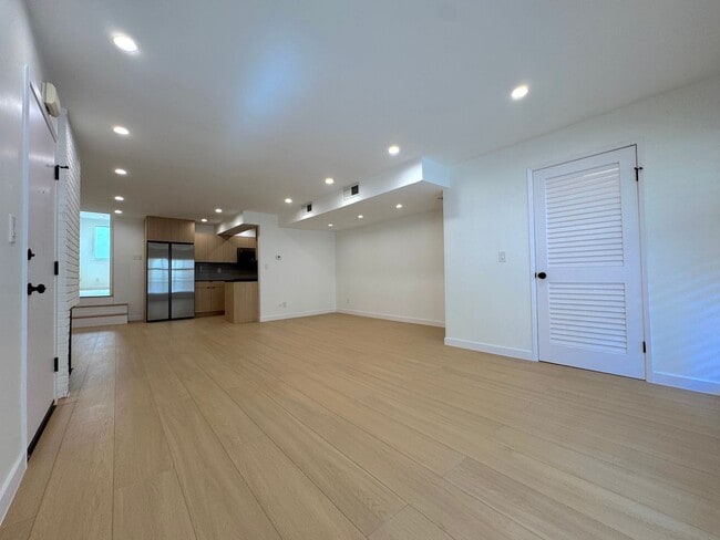 Photo - WeHo 1 Bed 1 Bath with W/D in unit, new kitchen, and walk-in closet! Unidad 06