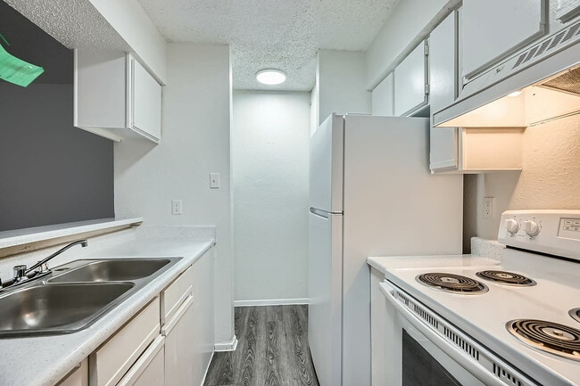 3700 S Tyler St 102 - Calidad web - 004 - 05 Cocina - The Anderson