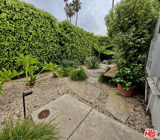 Photo - 805 N W Knoll Dr Unit 2