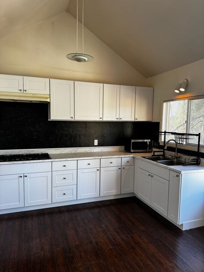 Building Photo - 405 - BEAVER DUPLEX Unit BEAVER - UPPER
