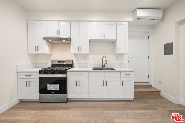 Photo - 212 S Reeves Dr Unit 13