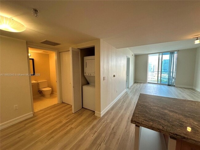 Building Photo - 185 SW 7th St Unit 2307 Rental