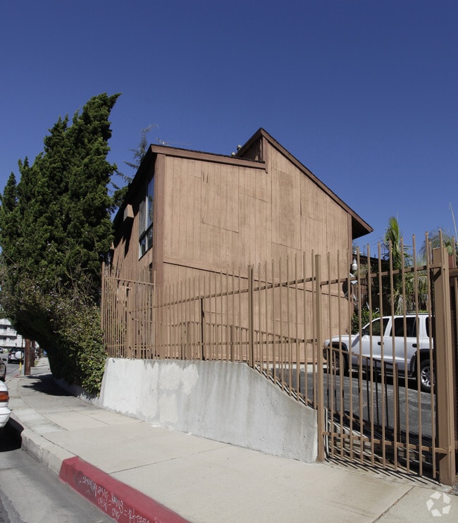 Photo - Sarah St Apts