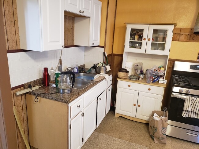 Photo - 1366 E 45th St