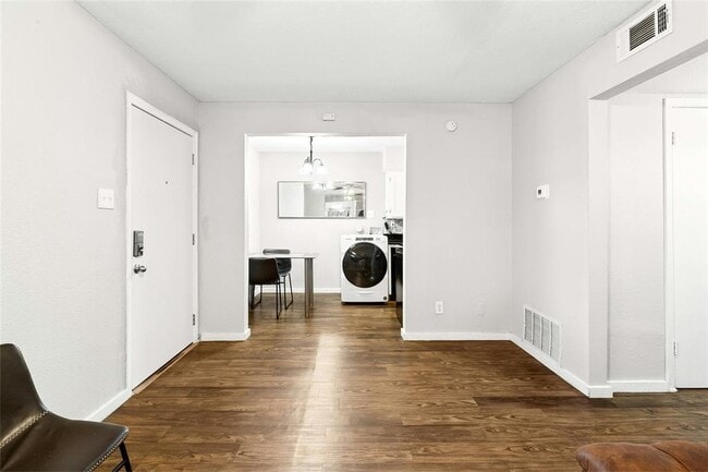 Photo - 2401 Manor Rd Unidad 214