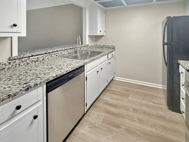 Photo - Charming 2 Bed 1.5 Bath Townhouse in Oakwood!