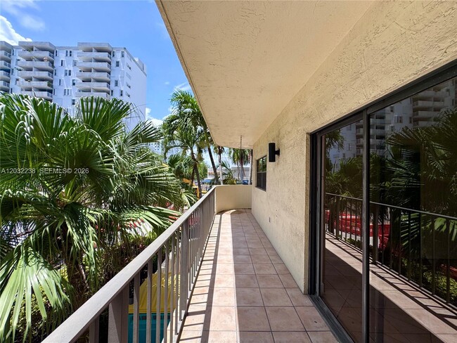 Building Photo - 1250 Lincoln Rd Unit 203