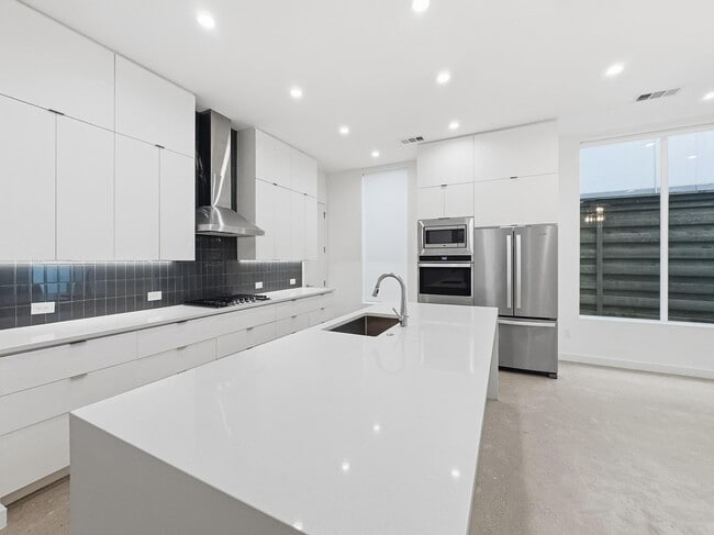 Building Photo - 4814 Manett St