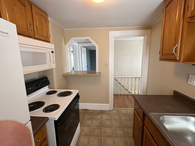 Building Photo - 248 Oakwood Ave Unit 4 Rental