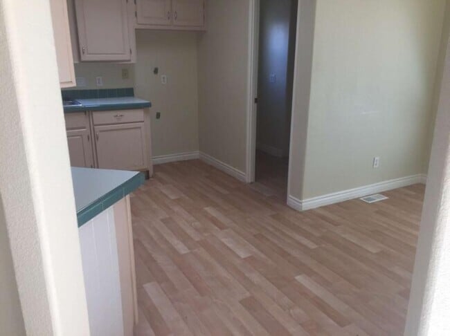 Building Photo - 2 bedroom in PHOENIX AZ 85041 Rental
