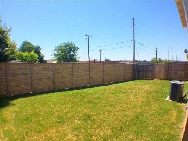 Photo - 2301 Kingsway Dr