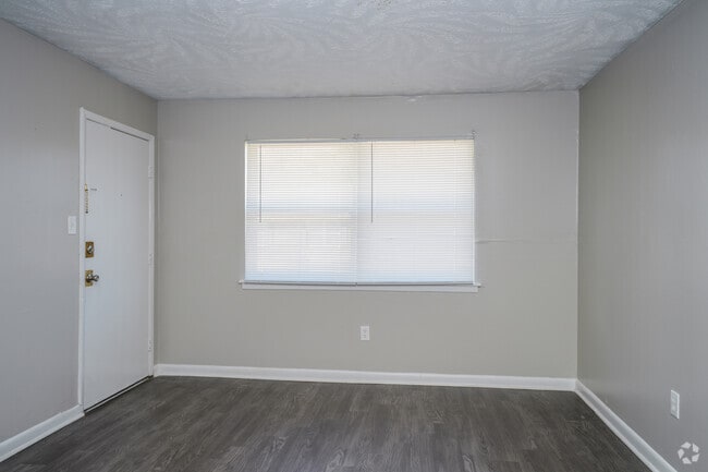 2BR, 1 BA - 664SF - Living Room - Briarcliff South