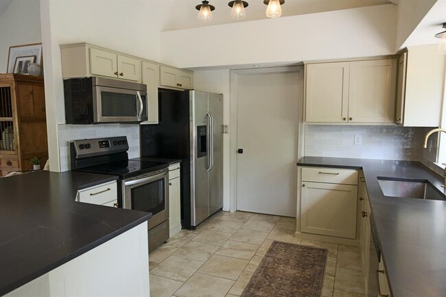 Photo - 708 Cowal Dr S
