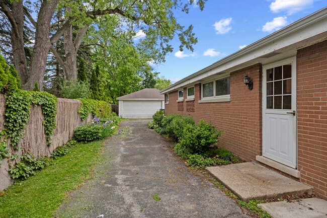 Photo - 934 Yale St