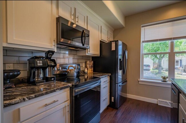 Building Photo - 818 N 6th St Rental