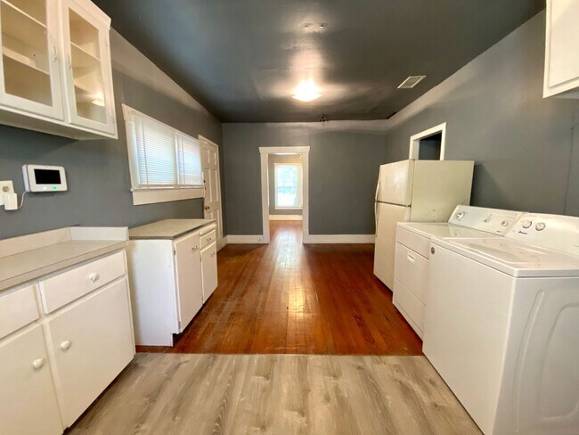 Photo - 2/1 Bungalow Close to Campus!