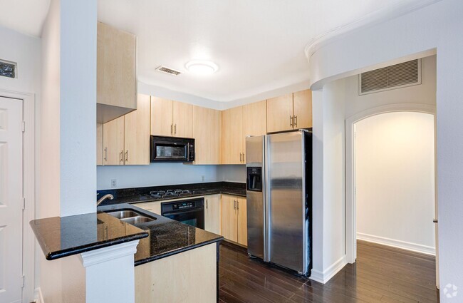 Building Photo - Spacious 2-Bedroom Condo in the Heart of E...