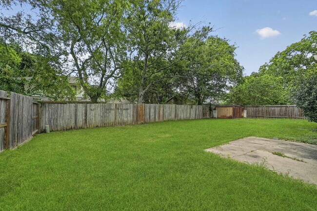 "Charming 3-Bed Oasis with Modern Touches & Granite Elegance in Houston!"
