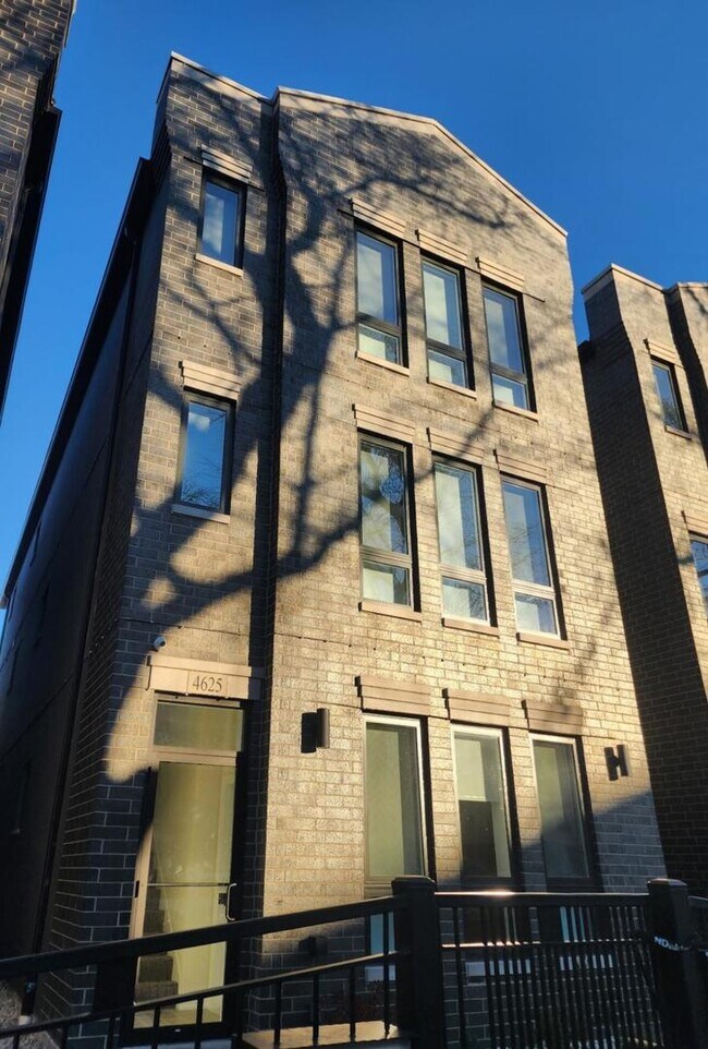 Building Photo - 4625 S Michigan Ave Unit 2