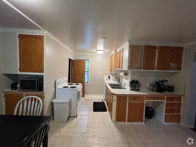 Building Photo - 4 bedroom House Close to U of M! Leasing f...