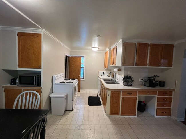 4 bedroom House Close to U of M! Leasing f... - 4 bedroom House Close to U of M! Leasing f...